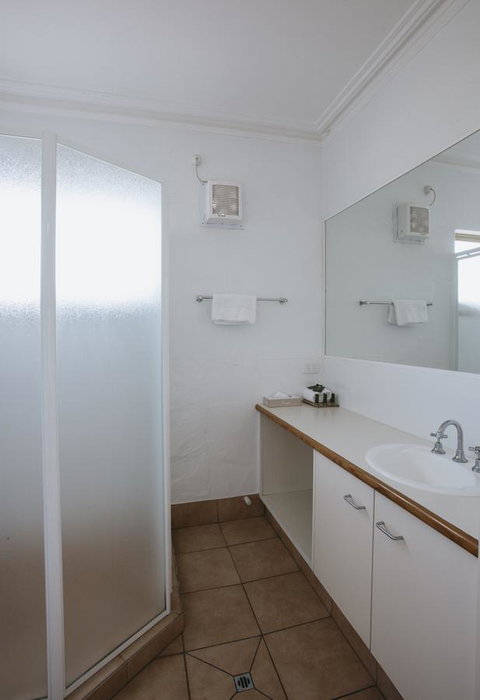 Canal Rocks Beachfront Apartments - Sunshine Coast Tourism 6