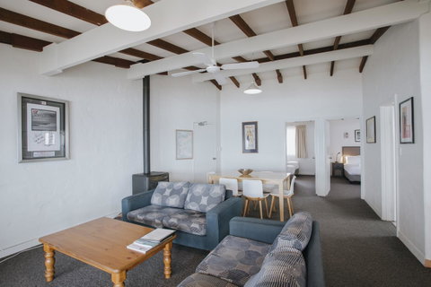 Canal Rocks Beachfront Apartments - Sunshine Coast Tourism 38