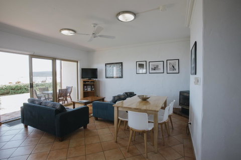 Canal Rocks Beachfront Apartments - Sunshine Coast Tourism 8