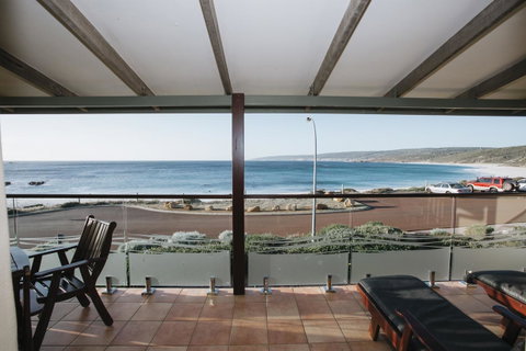 Canal Rocks Beachfront Apartments - Sunshine Coast Tourism 0