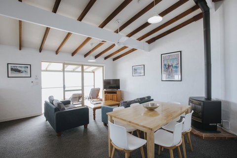 Canal Rocks Beachfront Apartments - Sunshine Coast Tourism 22