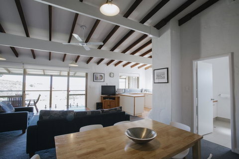Canal Rocks Beachfront Apartments - Sunshine Coast Tourism 16