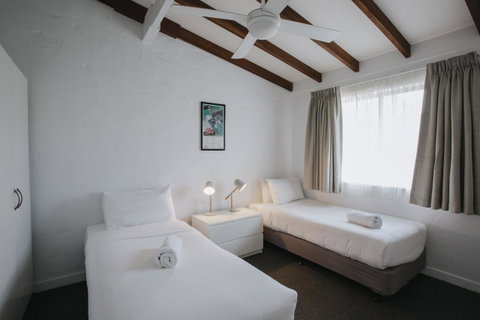 Canal Rocks Beachfront Apartments - Sunshine Coast Tourism 17