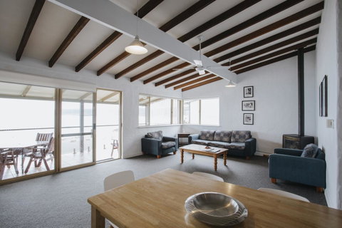 Canal Rocks Beachfront Apartments - Sunshine Coast Tourism 24