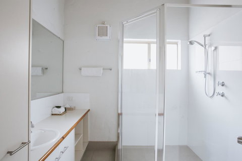 Canal Rocks Beachfront Apartments - Sunshine Coast Tourism 1