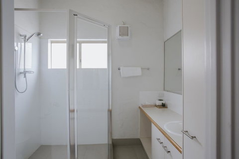 Canal Rocks Beachfront Apartments - Sunshine Coast Tourism 39