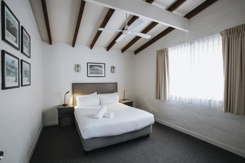 Canal Rocks Beachfront Apartments - Sunshine Coast Tourism 3