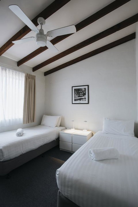 Canal Rocks Beachfront Apartments - Sunshine Coast Tourism 12