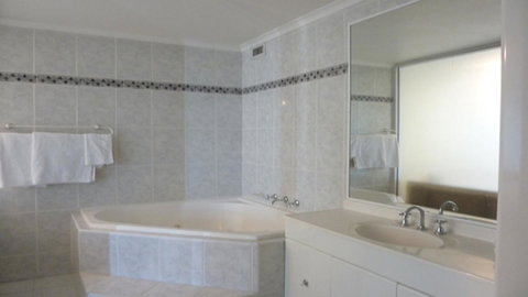 Darling Harbor Apartment - Holiday Sunshine Coast 3