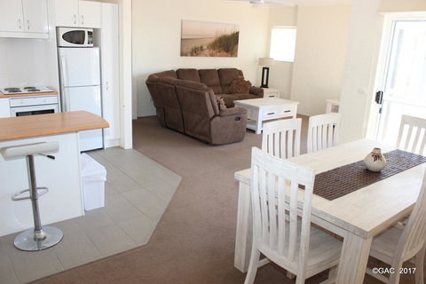 Mollymook Cove Apartments - Sunshine Coast Tourism 29