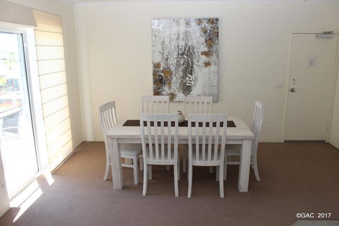 Mollymook Cove Apartments - Sunshine Coast Tourism 13