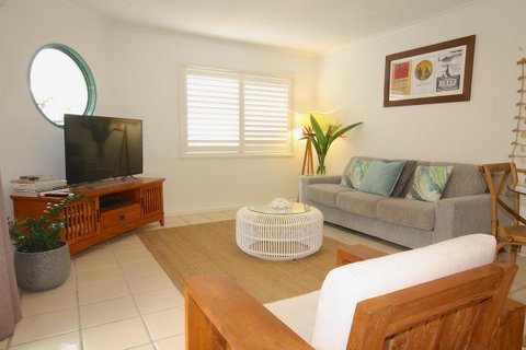 Cossies By The Sea - Sunshine Coast Tourism 7