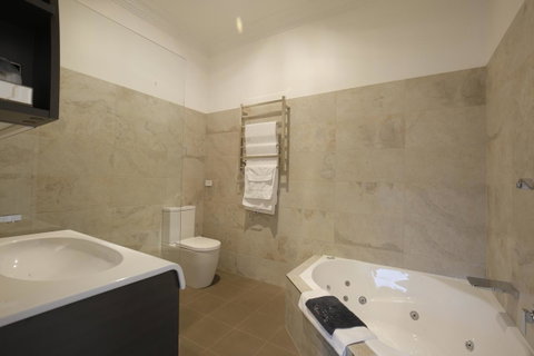 Romanz In The Valley (Luxury B&B) - Sunshine Coast Tourism 4