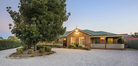 Colonial Court Villas - Sunshine Coast Tourism 4