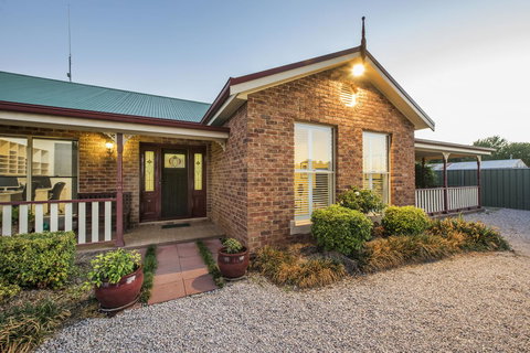 Colonial Court Villas - Sunshine Coast Tourism 1