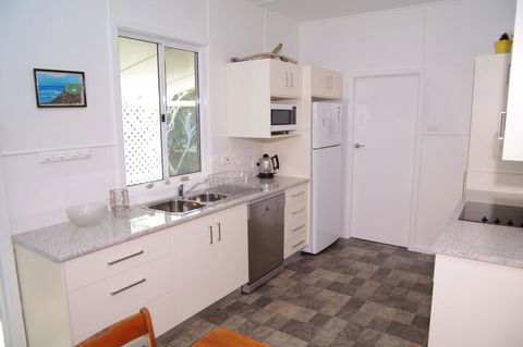 Fleur Cottage, 7 Willow Street - Sunshine Coast Tourism 7