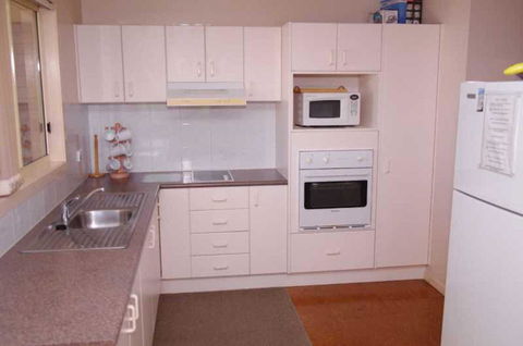 Bellhaven 2, 17 Willow Street - Holiday Sunshine Coast 0