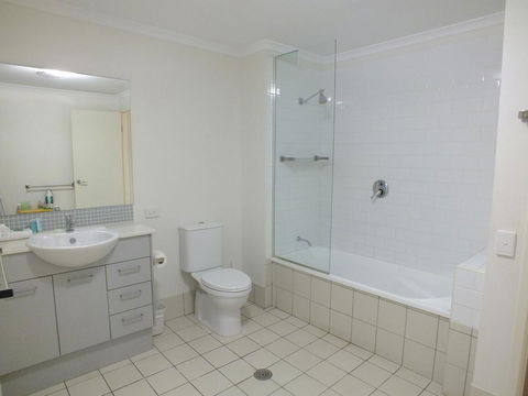 Pacific Marina Apartments - Sunshine Coast Tourism 5