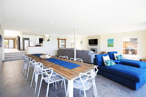Neptune I Absolute Beachfront I Stunning Views - Sunshine Coast Tourism 5