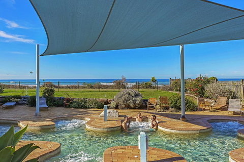 Blue Lagoon Beach Resort - Sunshine Coast Tourism 3