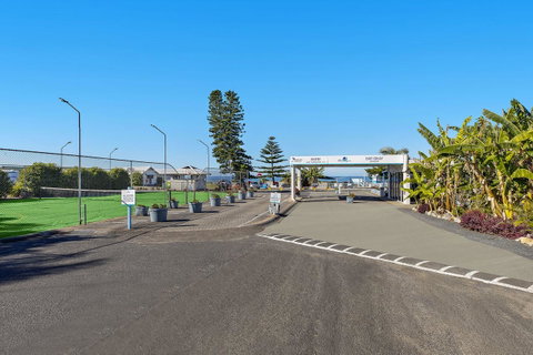Blue Lagoon Beach Resort - Sunshine Coast Tourism 10