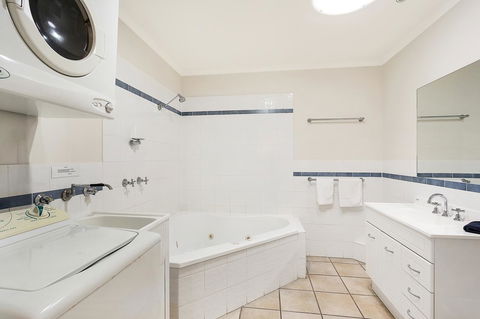 Sails Luxury Apartments Merimbula - Sunshine Coast Tourism 26