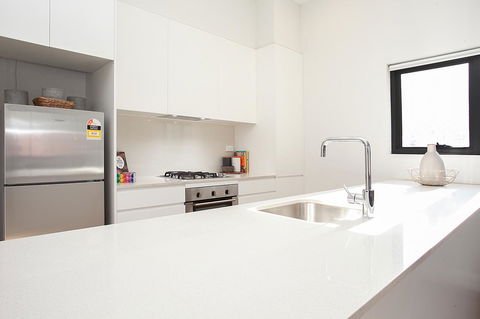 Stylish Apartment With Garage Near Bondi Beach - Holiday Sunshine Coast 3