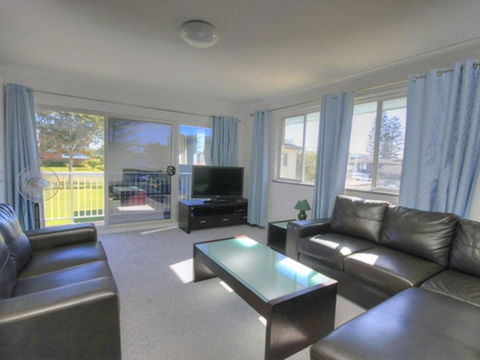 45 Wharf Street - Whole House - Sunshine Coast Tourism 0