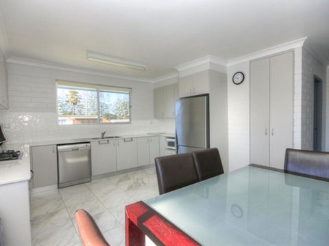 45 Wharf Street - Whole House - Sunshine Coast Tourism 7
