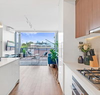 Large Light Luxe 3BDR 2BA Free Parking - walk to Sydney Uni and RPA - Holiday Sunshine Coast