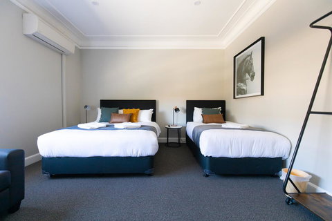 Horse And Jockey Hotel Homebush - Sunshine Coast Tourism 16