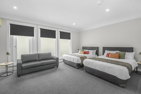 Horse And Jockey Hotel Homebush - Sunshine Coast Tourism 0