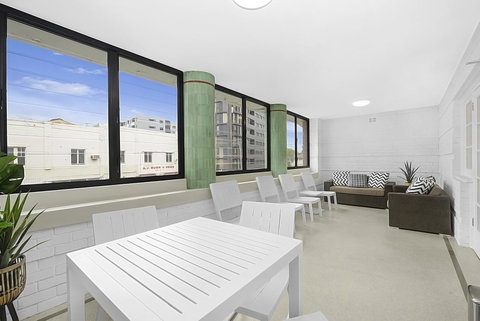 Horse And Jockey Hotel Homebush - Sunshine Coast Tourism 21