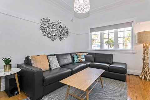 Seaspray - Manly Beach Apartment Close To The Sand - Holiday Sunshine Coast 5