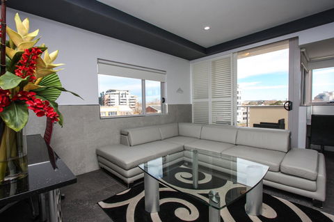Honeysuckle Executive Apartments - Holiday Sunshine Coast 18