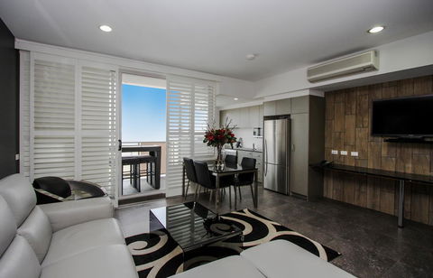 Honeysuckle Executive Apartments - Holiday Sunshine Coast 11
