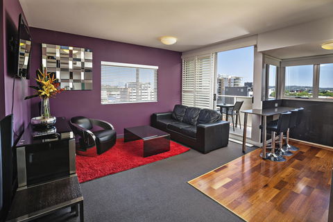 Honeysuckle Executive Apartments - Holiday Sunshine Coast 14