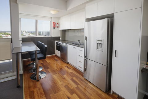Honeysuckle Executive Apartments - Holiday Sunshine Coast 4