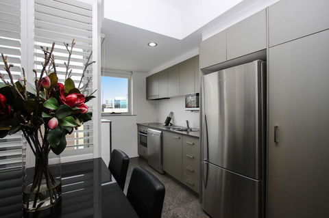 Honeysuckle Executive Apartments - Holiday Sunshine Coast 10