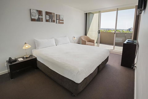 Honeysuckle Executive Apartments - Holiday Sunshine Coast 36