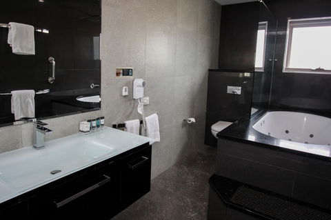 Honeysuckle Executive Apartments - Holiday Sunshine Coast 39