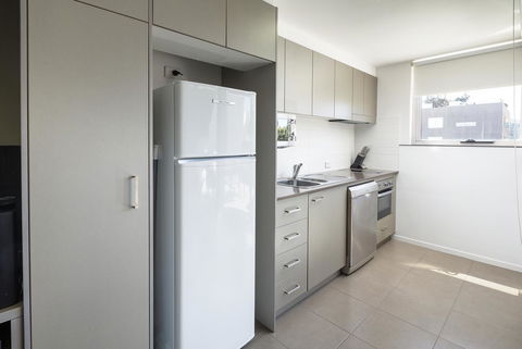 Honeysuckle Executive Apartments - Holiday Sunshine Coast 5