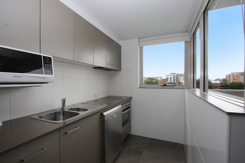 Honeysuckle Executive Apartments - Holiday Sunshine Coast 24