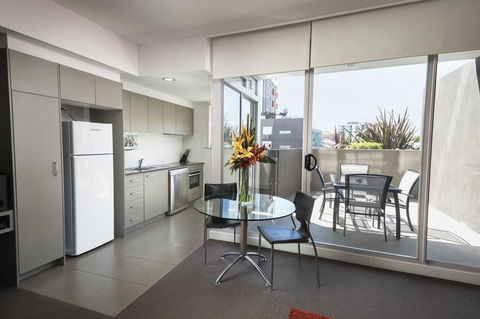 Honeysuckle Executive Apartments - Holiday Sunshine Coast 6