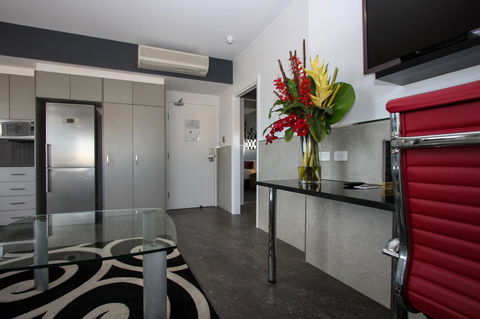 Honeysuckle Executive Apartments - Holiday Sunshine Coast 15