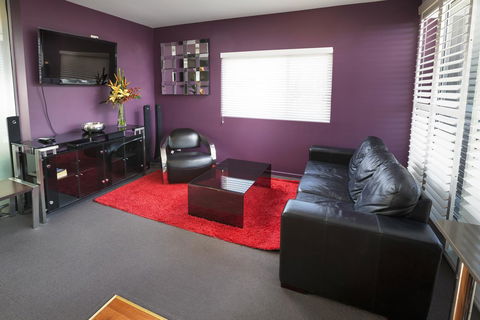 Honeysuckle Executive Apartments - Holiday Sunshine Coast 13