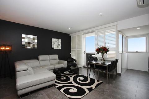 Honeysuckle Executive Apartments - Holiday Sunshine Coast 12