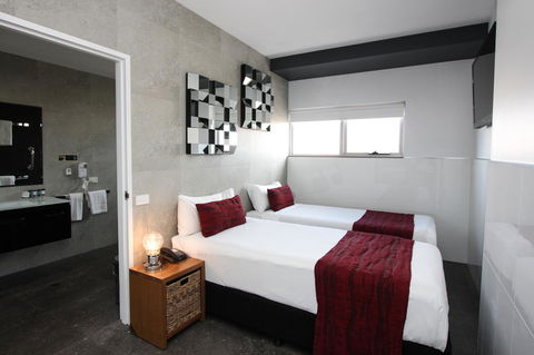 Honeysuckle Executive Apartments - Holiday Sunshine Coast 2