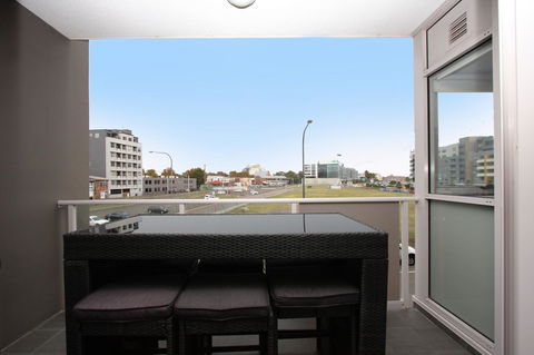 Honeysuckle Executive Apartments - Holiday Sunshine Coast 3