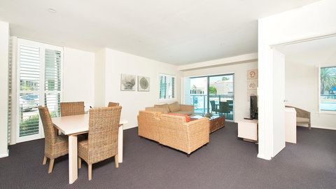 Pacific Blue, Salamander Bay - Sunshine Coast Tourism 35